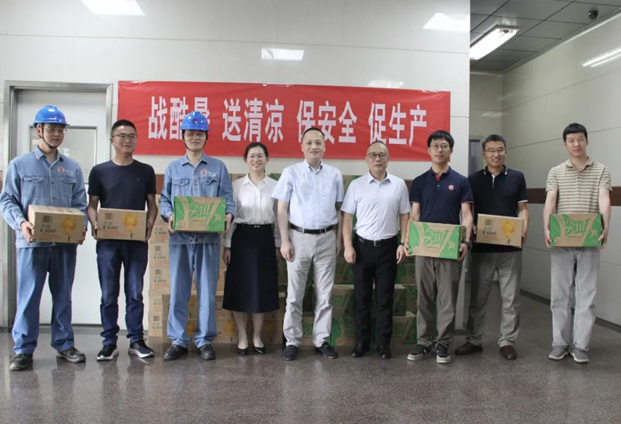 上海医药沈波总裁一行慰问电子游戏CQ9厂一线员工